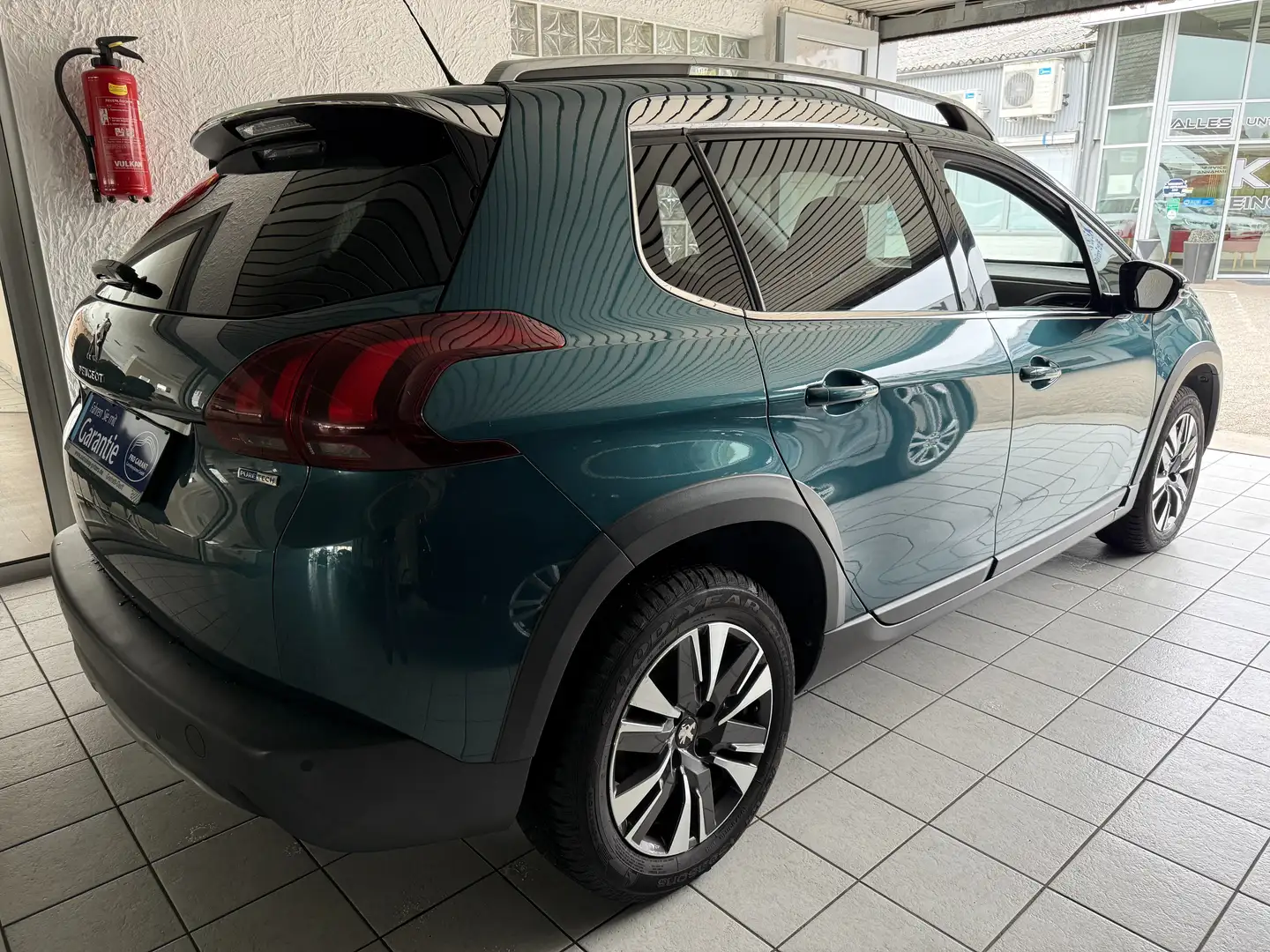 Peugeot 2008 1.2 PURETECH 110 STOP&START *ALLURE* Grün - 2