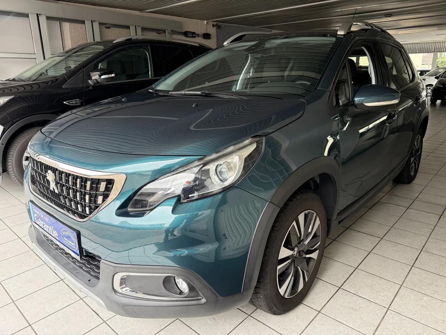 Peugeot 2008 1.2 PURETECH 110 STOP&START *ALLURE* Grün - 1