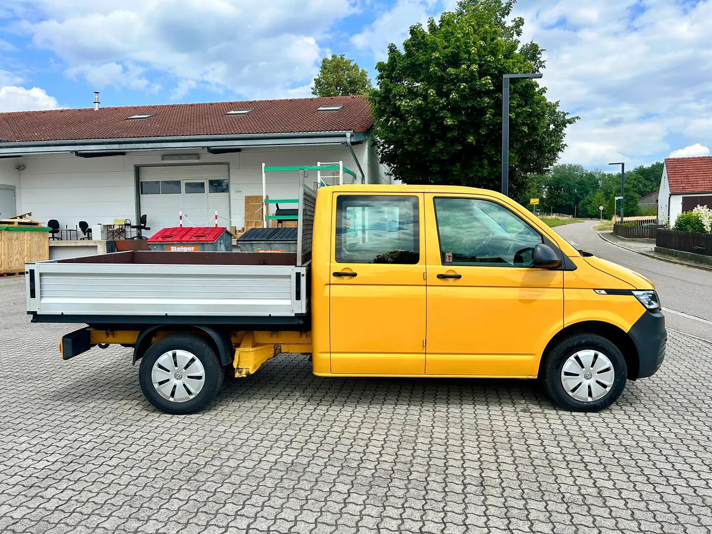 Volkswagen T6.1 Transporter Doppelkabine lang FWD*1 Hand*Klima*AHK* Gelb - 2