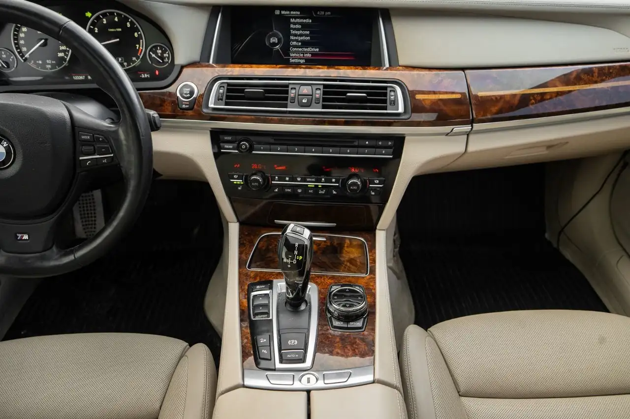 BMW 7 Series снимка BMW 7 Series