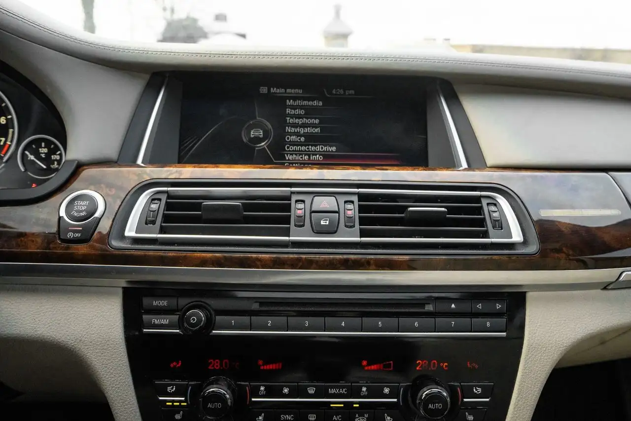 BMW 7 Series снимка BMW 7 Series