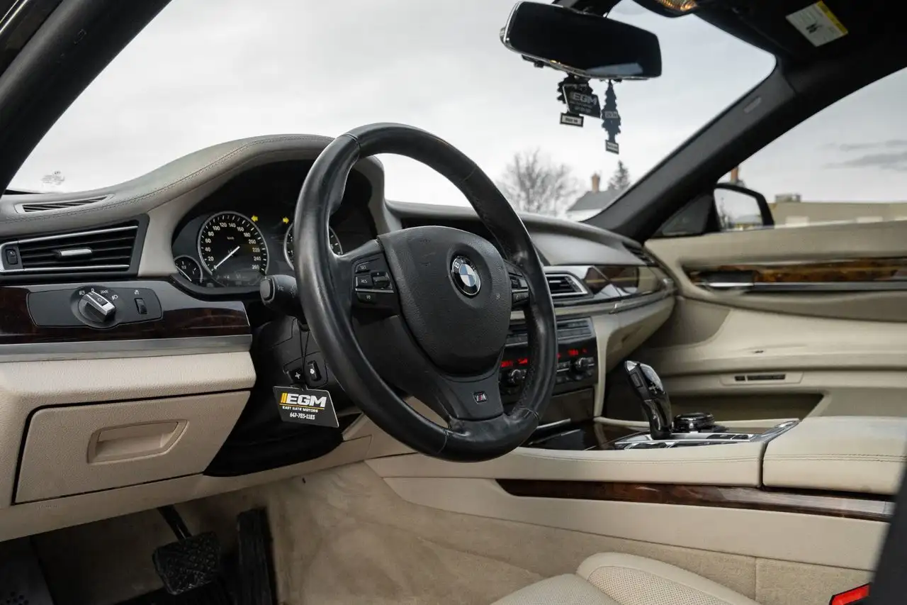 BMW 7 Series снимка BMW 7 Series