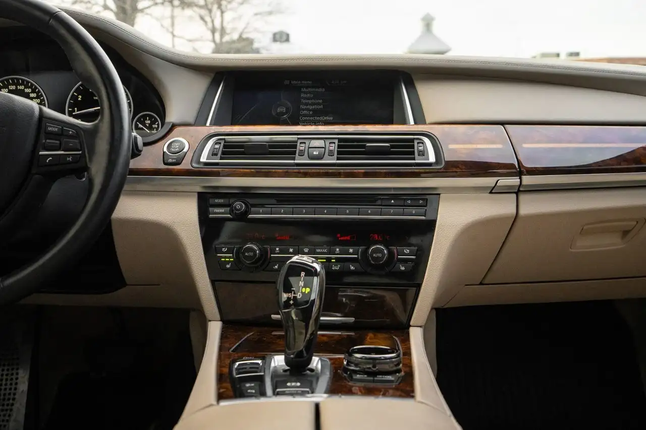 BMW 7 Series снимка BMW 7 Series