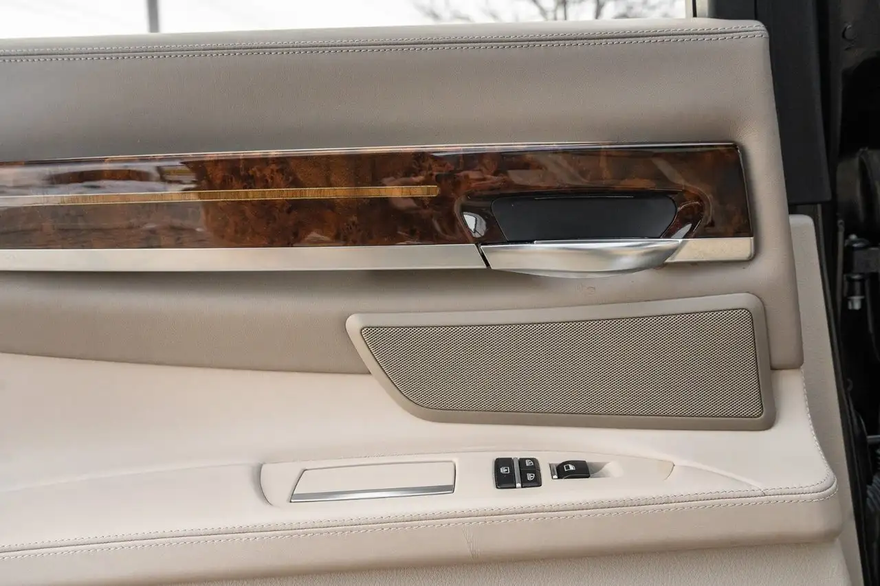 BMW 7 Series снимка BMW 7 Series
