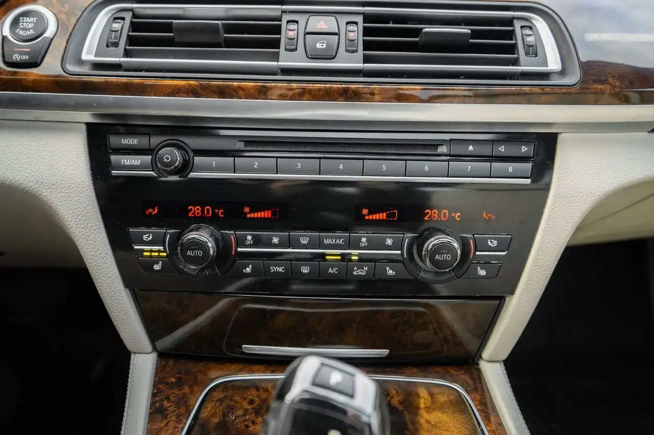 BMW 7 Series снимка BMW 7 Series