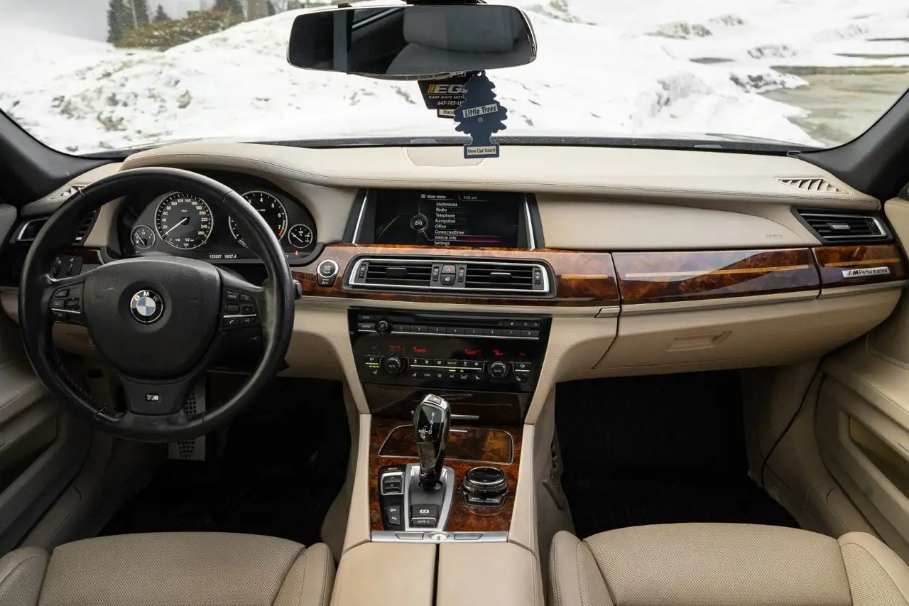 BMW 7 Series снимка BMW 7 Series