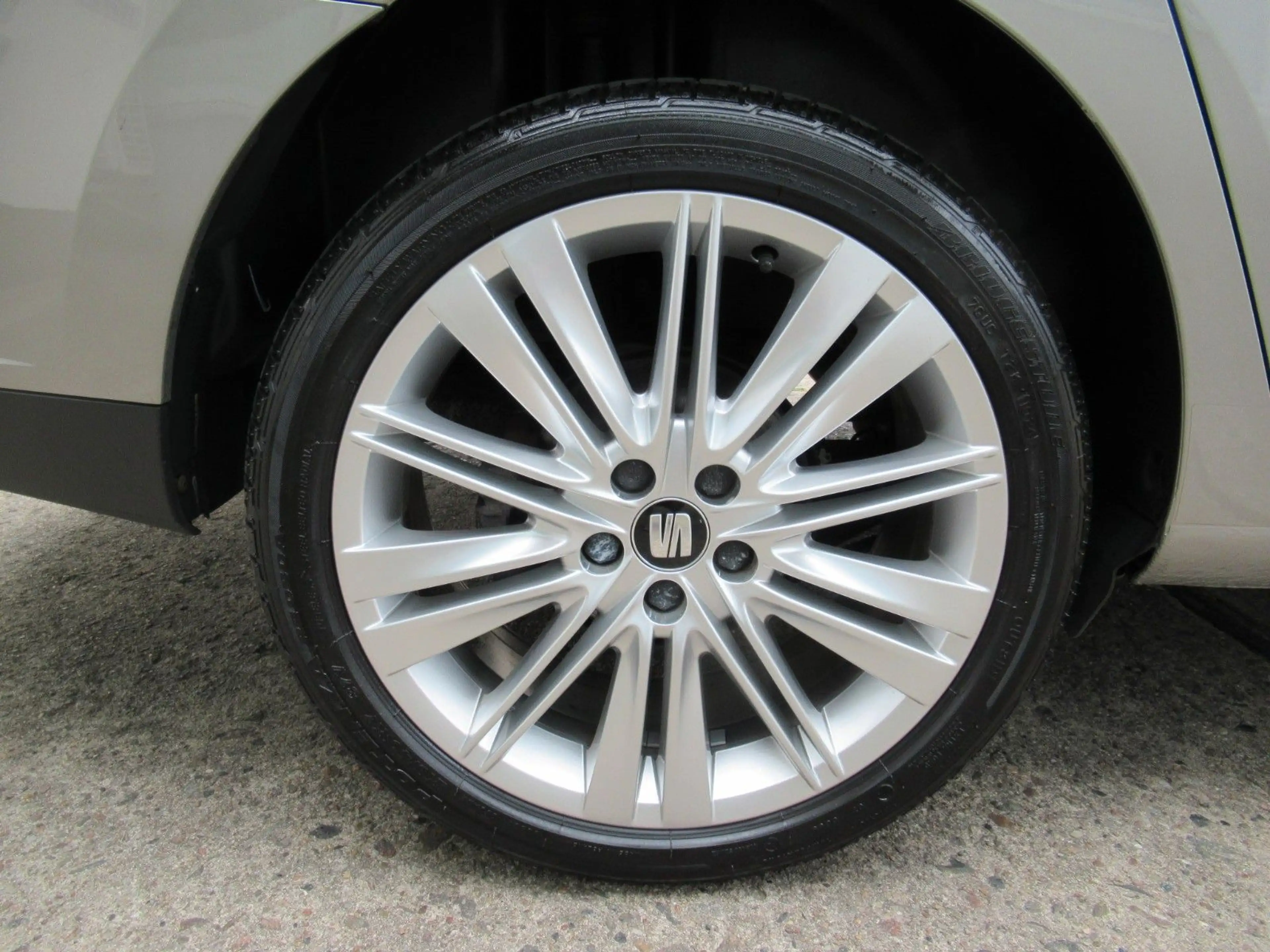 SEAT Toledo Xcellence 1.4 AUTOMATIK*LED*NAVI*PDC*17" — photo 9