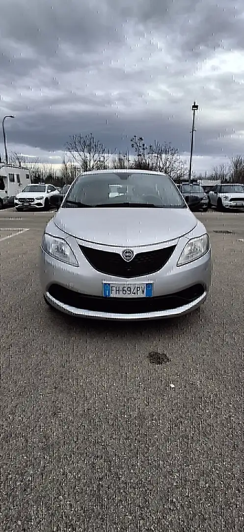 Lancia Ypsilon 1.2 69 CV 5 porte GPL Ecochic Platinum Plateado - 1