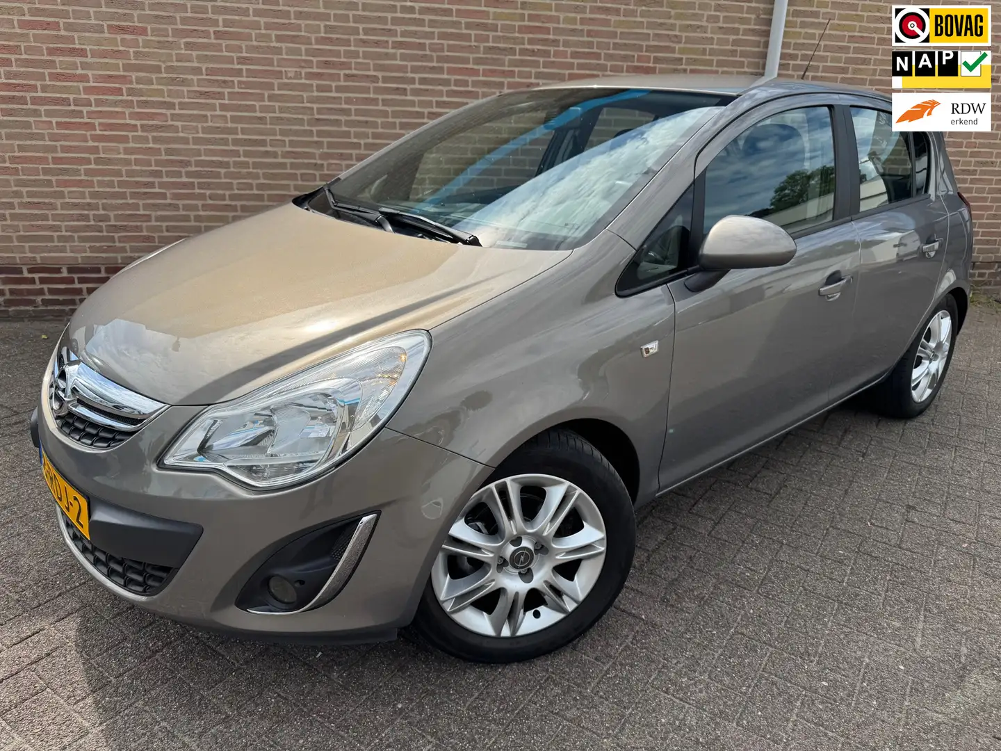 Opel Corsa 1.2-16V Edition Bruin - 1