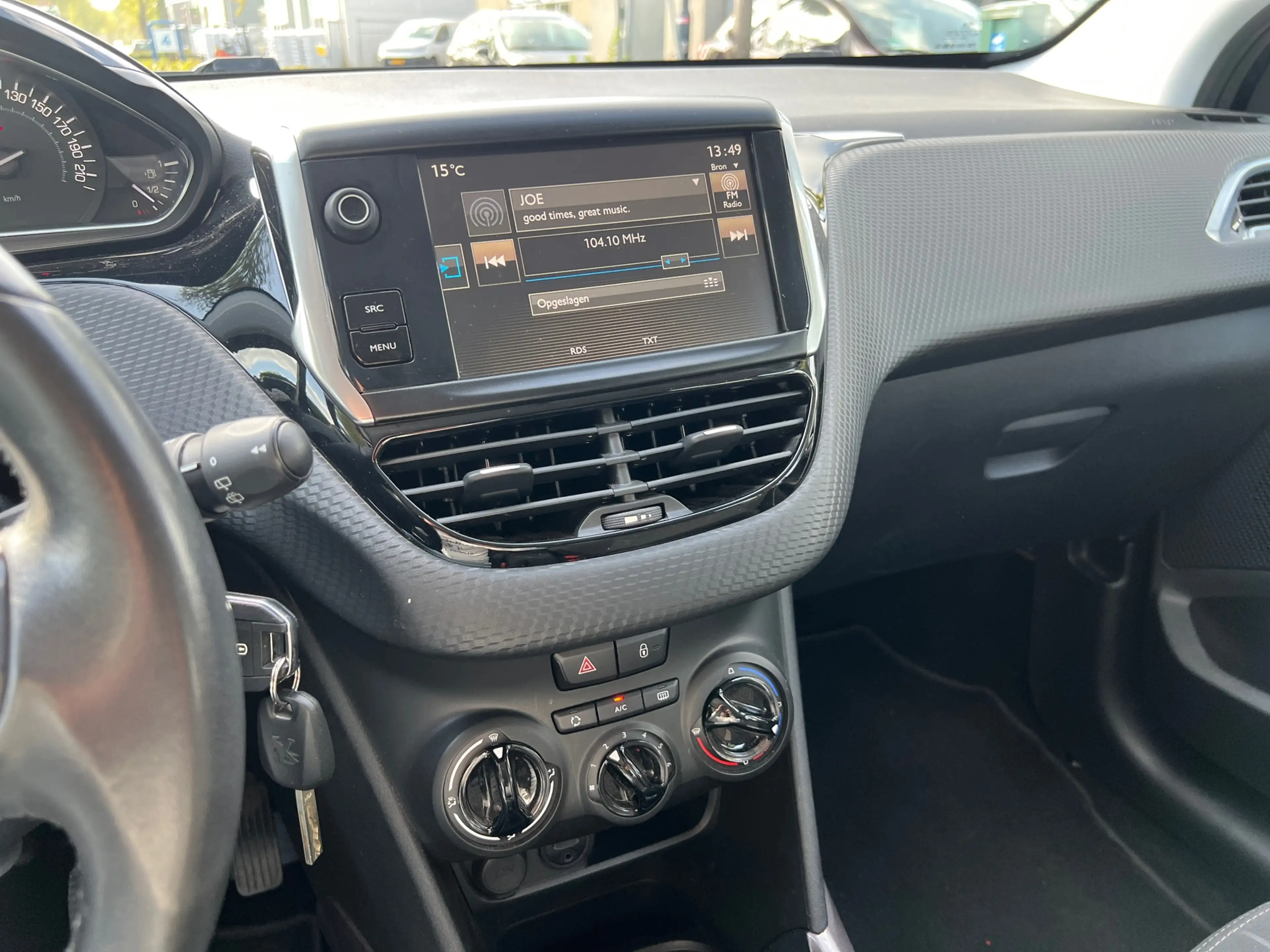 Peugeot 2008 1.2 PureTech Blue Lion — photo 15