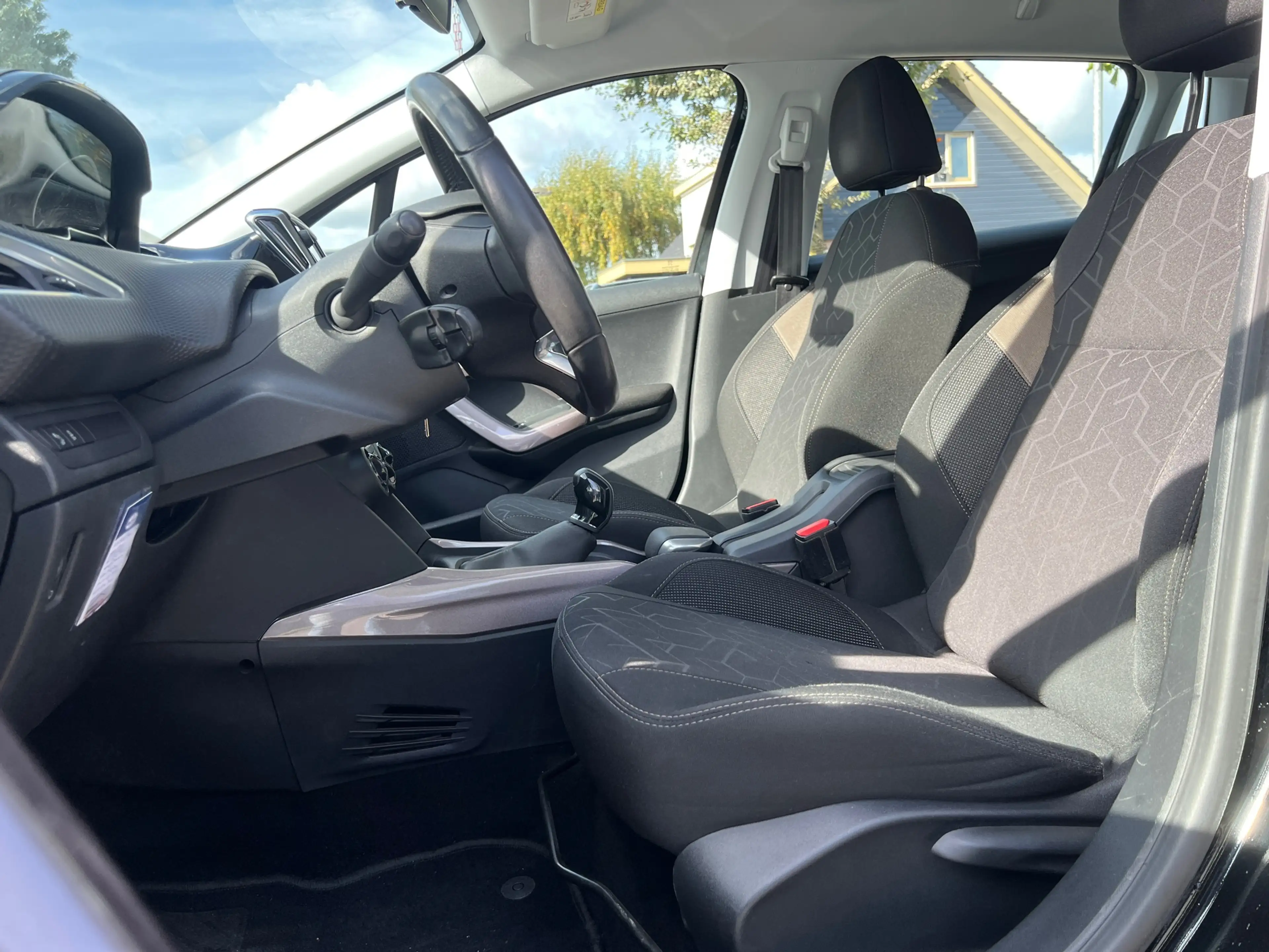 Peugeot 2008 1.2 PureTech Blue Lion — photo 8