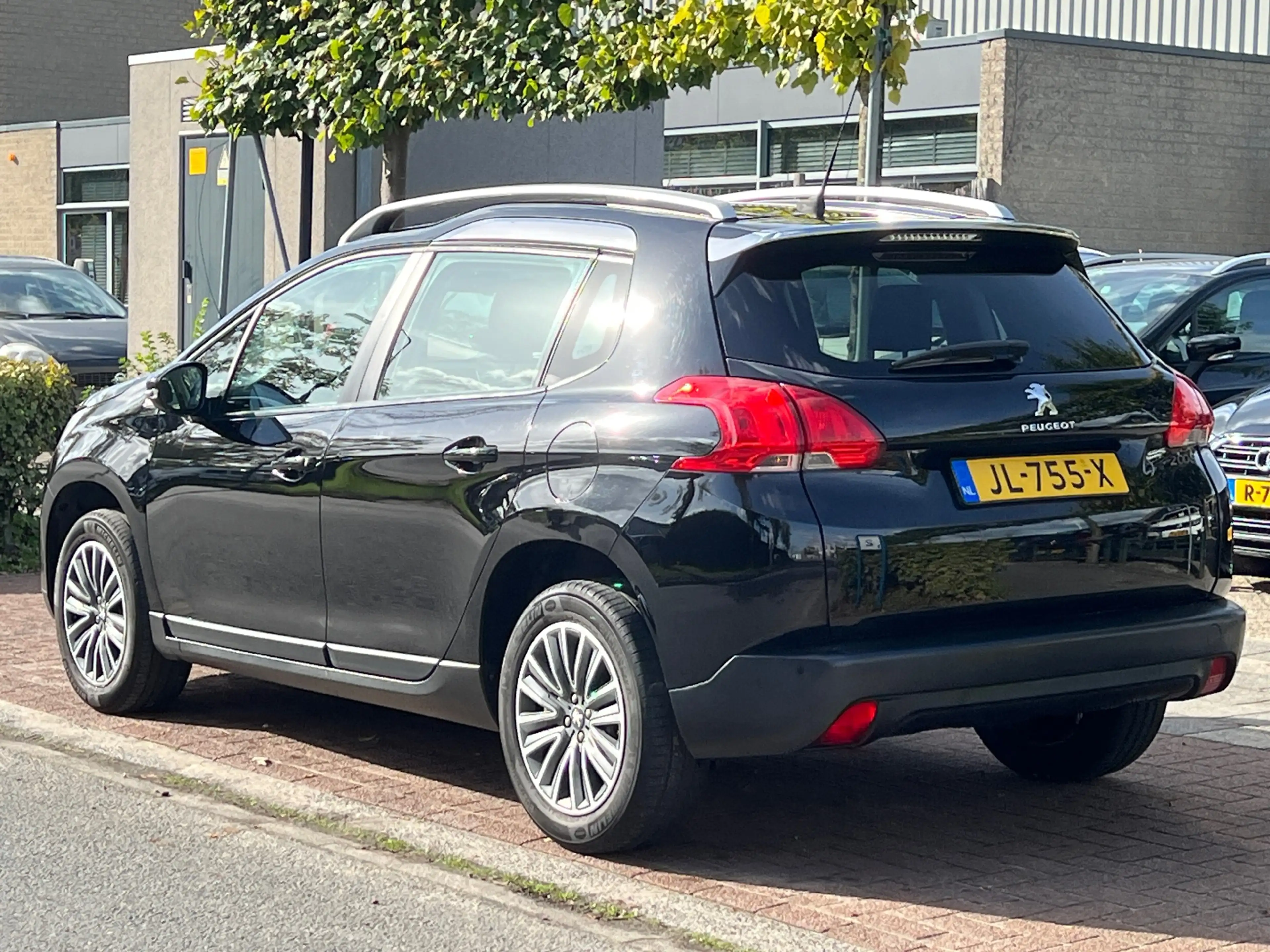 Peugeot 2008 1.2 PureTech Blue Lion — photo 6