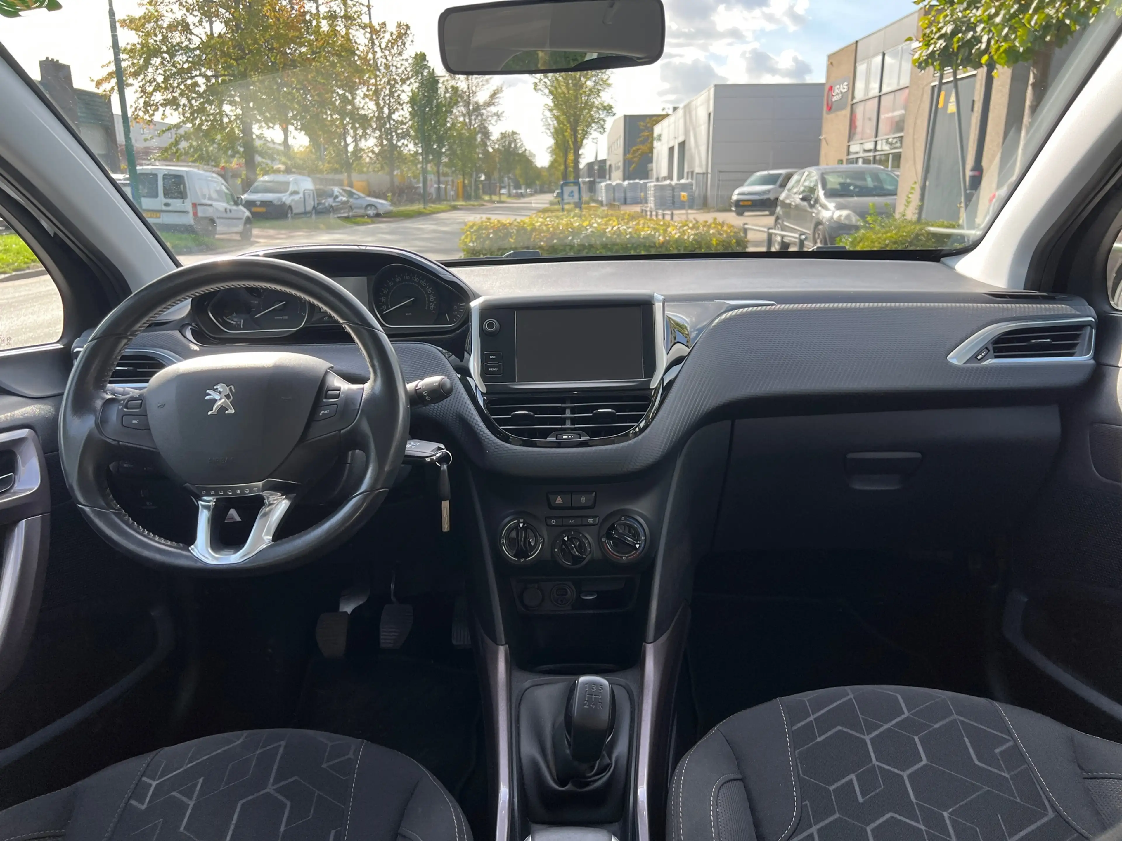 Peugeot 2008 1.2 PureTech Blue Lion — photo 14