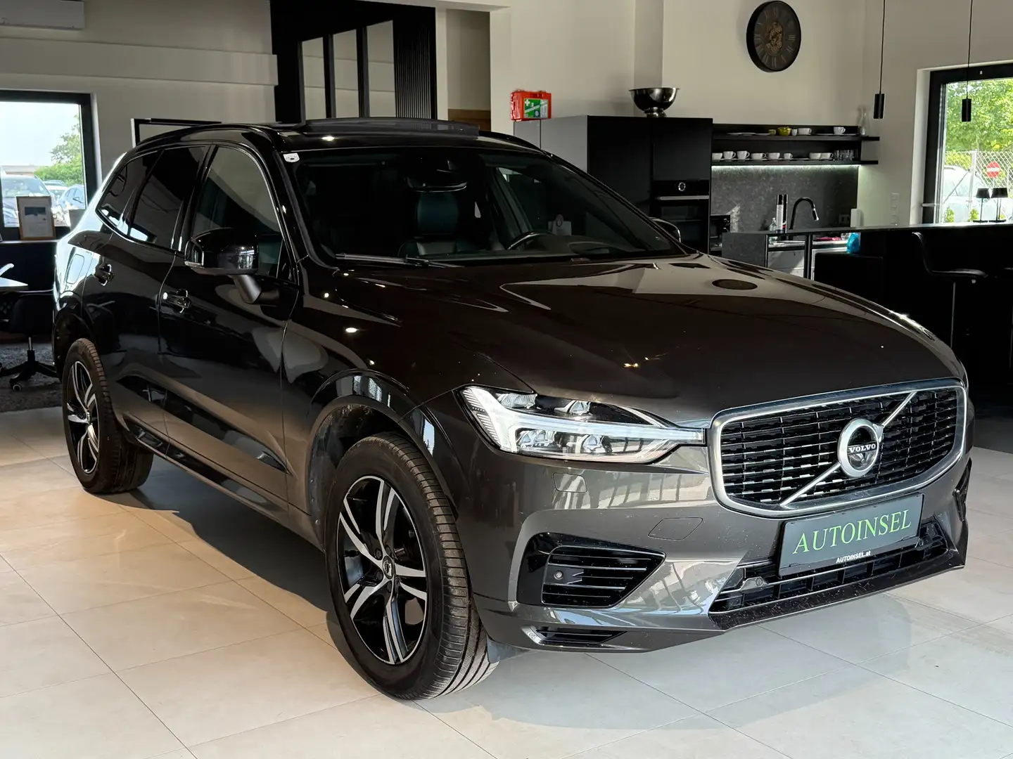 Volvo XC60 R Design Plug-In Hybrid AWD Grey - 2