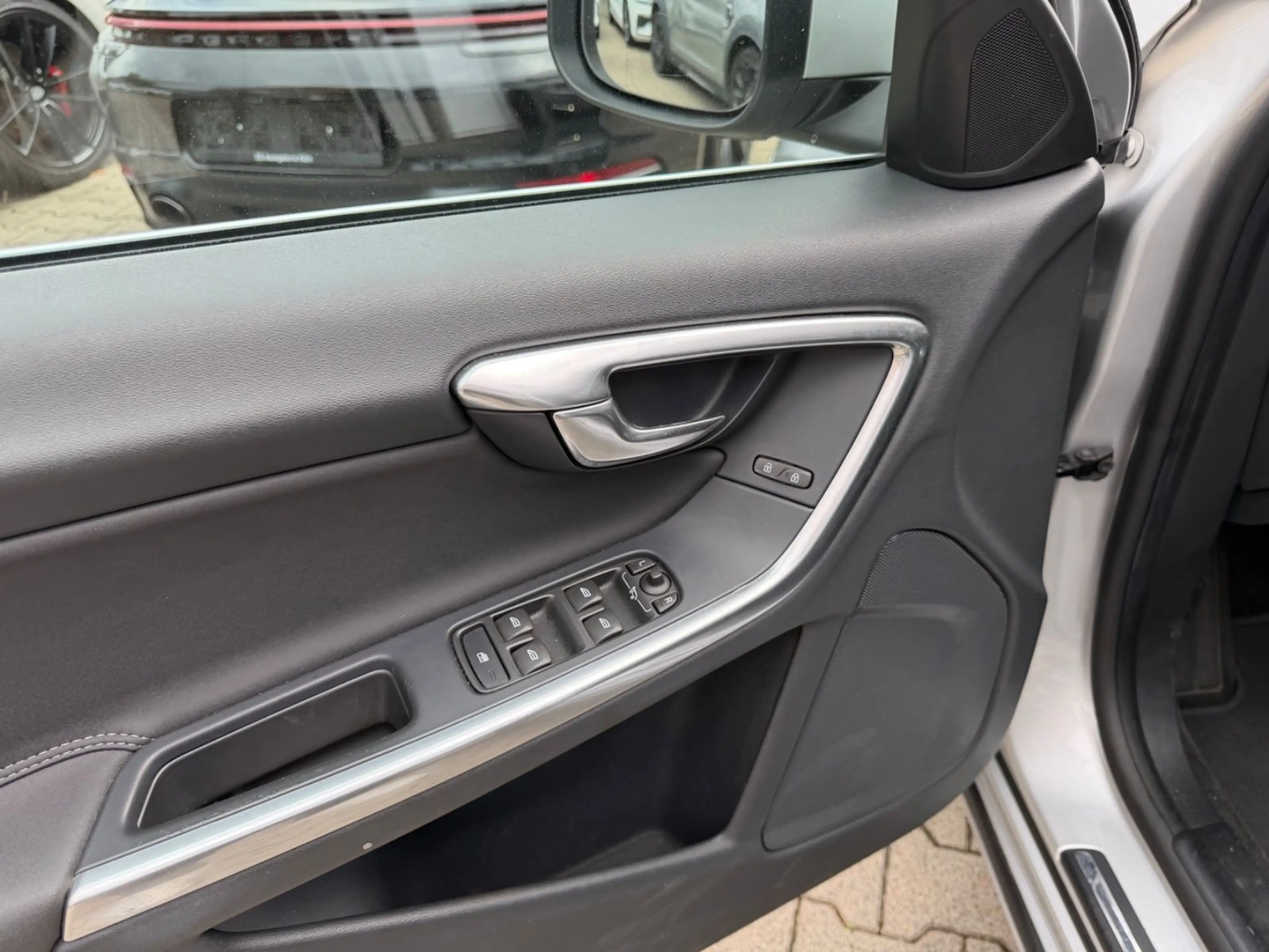 Volvo V60 Kombi Momentum Insp.NEU*TÜV-02.28*Klima*Temp — photo 9