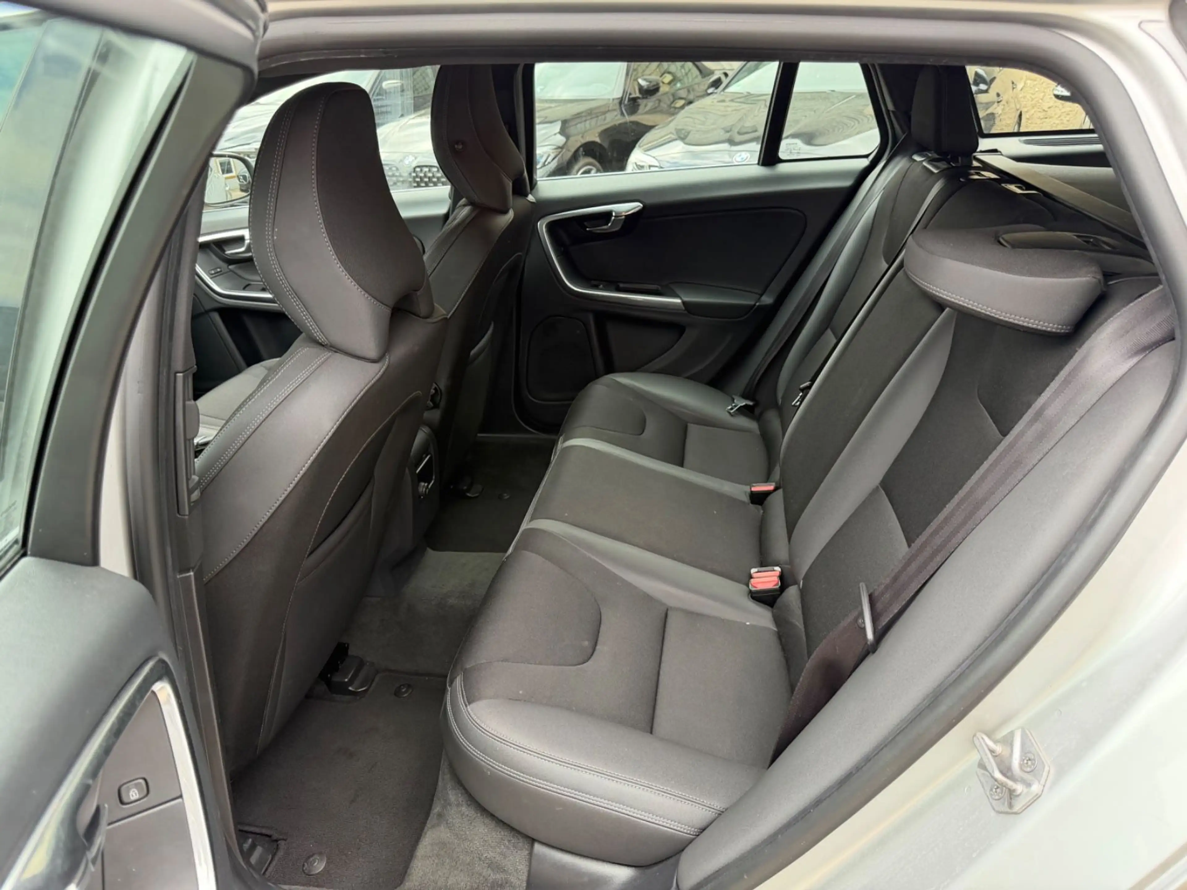 Volvo V60 Kombi Momentum Insp.NEU*TÜV-02.28*Klima*Temp — photo 16