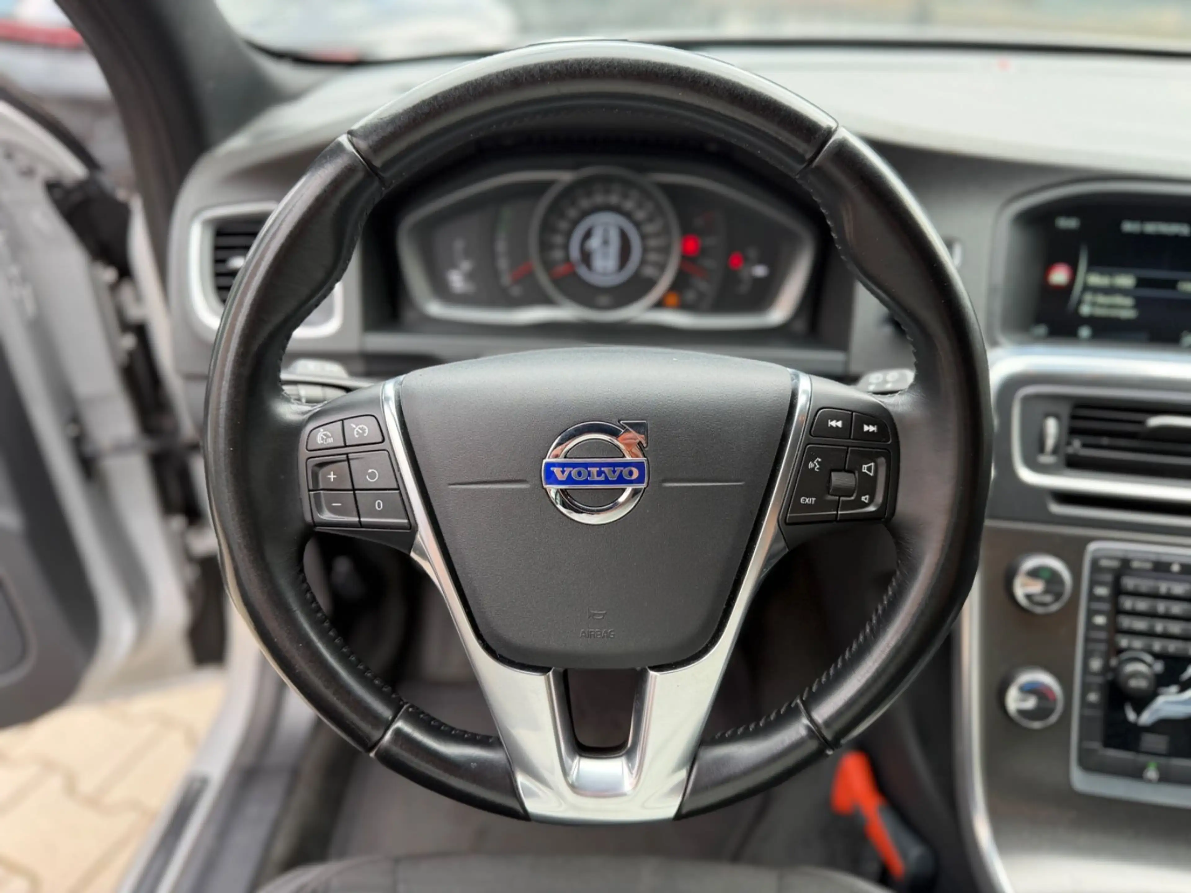Volvo V60 Kombi Momentum Insp.NEU*TÜV-02.28*Klima*Temp — photo 12