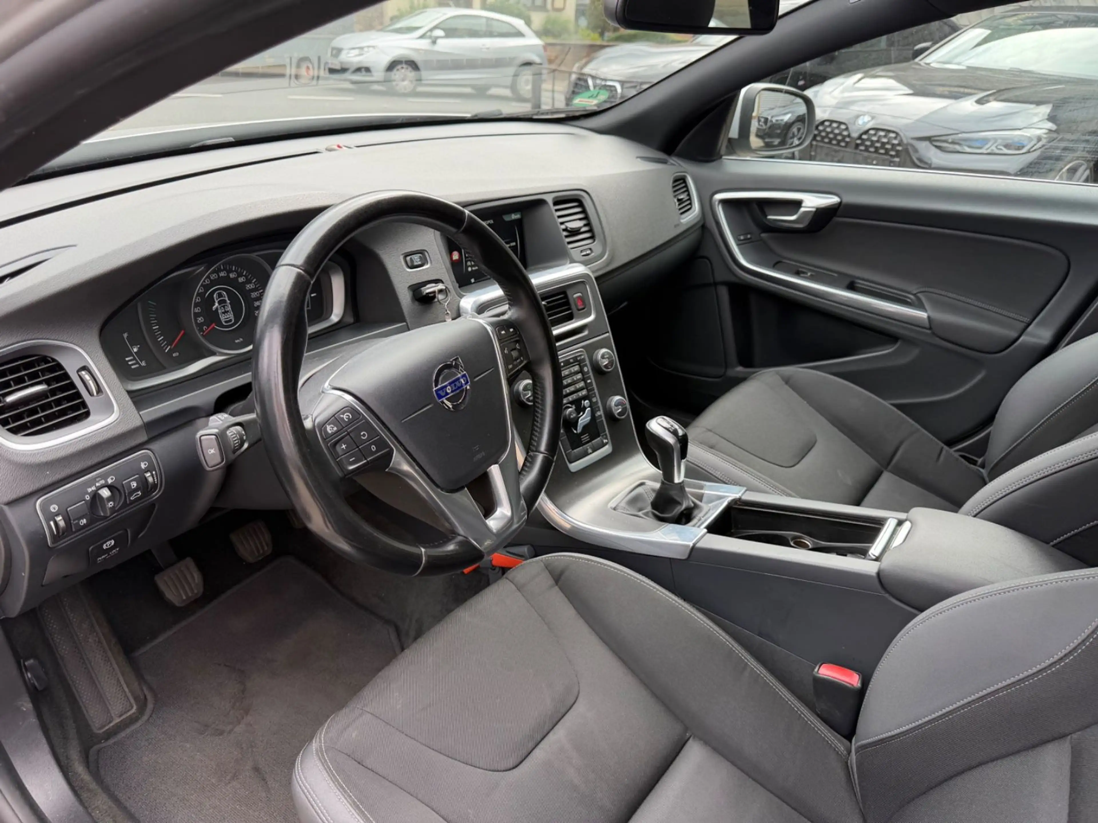 Volvo V60 Kombi Momentum Insp.NEU*TÜV-02.28*Klima*Temp — photo 10