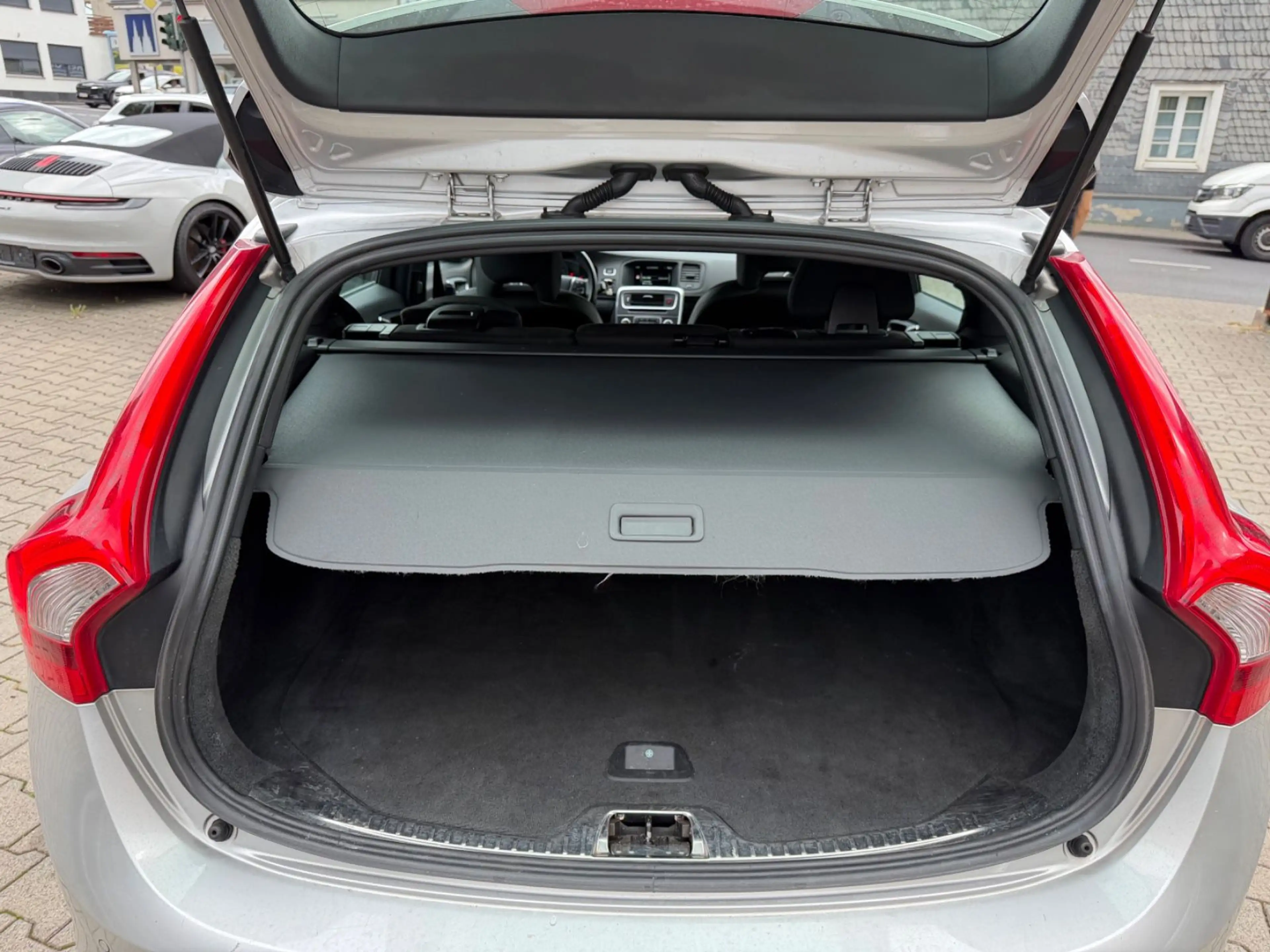 Volvo V60 Kombi Momentum Insp.NEU*TÜV-02.28*Klima*Temp — photo 17