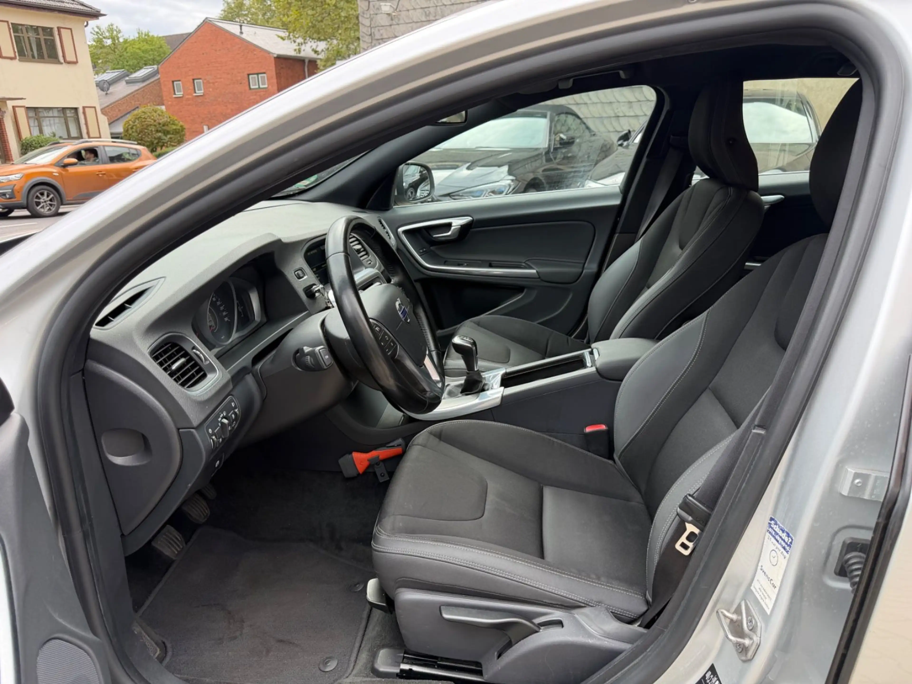 Volvo V60 Kombi Momentum Insp.NEU*TÜV-02.28*Klima*Temp — photo 8