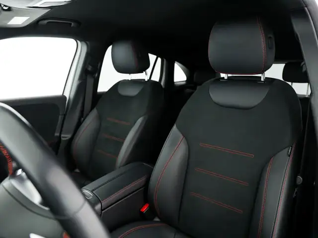 Mercedes-Benz GLA view 13