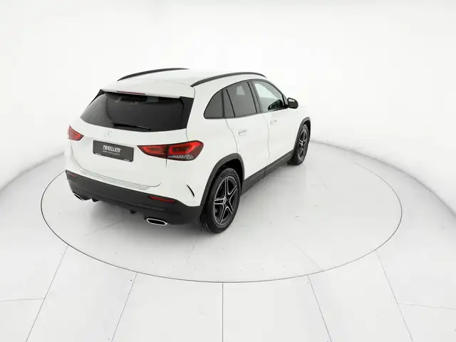 Mercedes-Benz GLA view 3