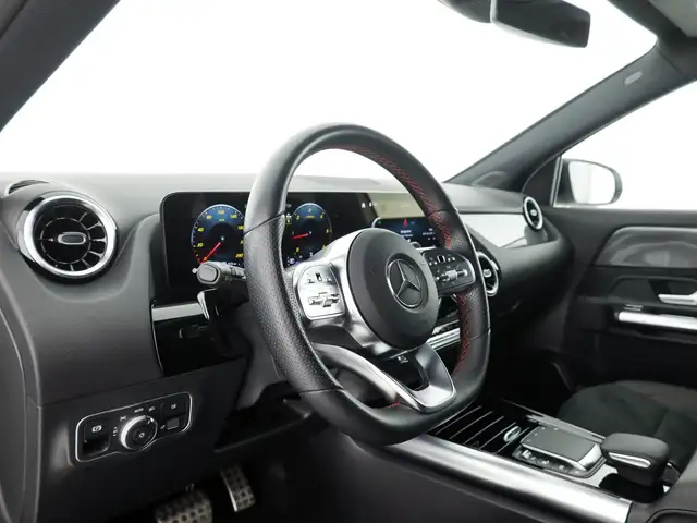 Mercedes-Benz GLA view 11