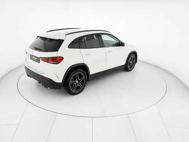 Mercedes-Benz GLA view 4