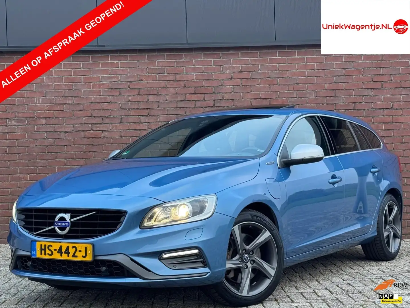 Volvo V60 2.4 D6 TWIN ENGINE R-DESIGN | NL-AUTO! Blauw - 1