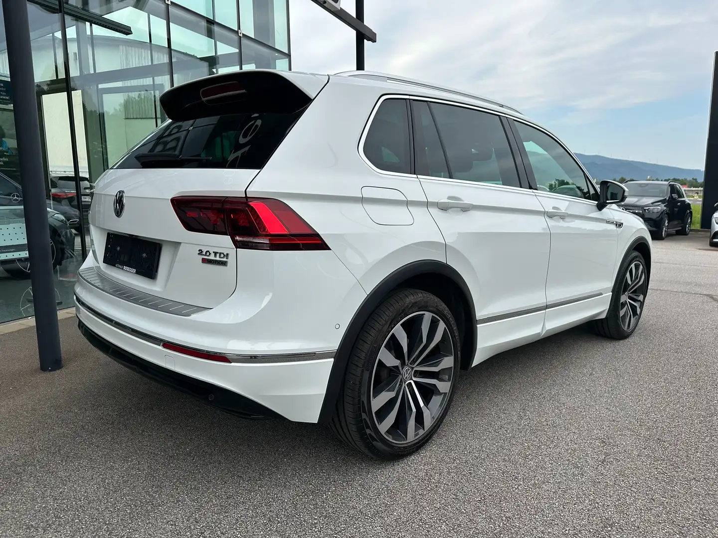 Volkswagen Tiguan 2,0 TDI Highline 4Motion DSG *R-Line*AHV*Panorama* Wit - 2