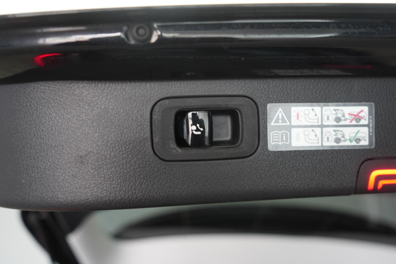 Mercedes-Benz C 300 e T 9G-Tronic AMG Line AHK/Pano/HuD/Leder/ — photo 11