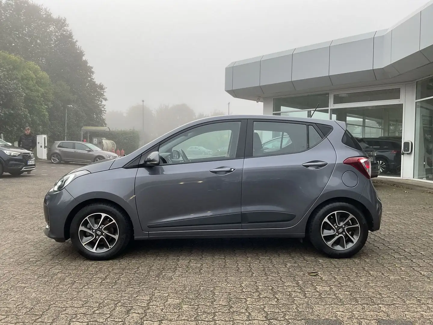 Hyundai i10 1.2 Style CarPlay DAB Sitzhzg LM-Felgen Grau - 2