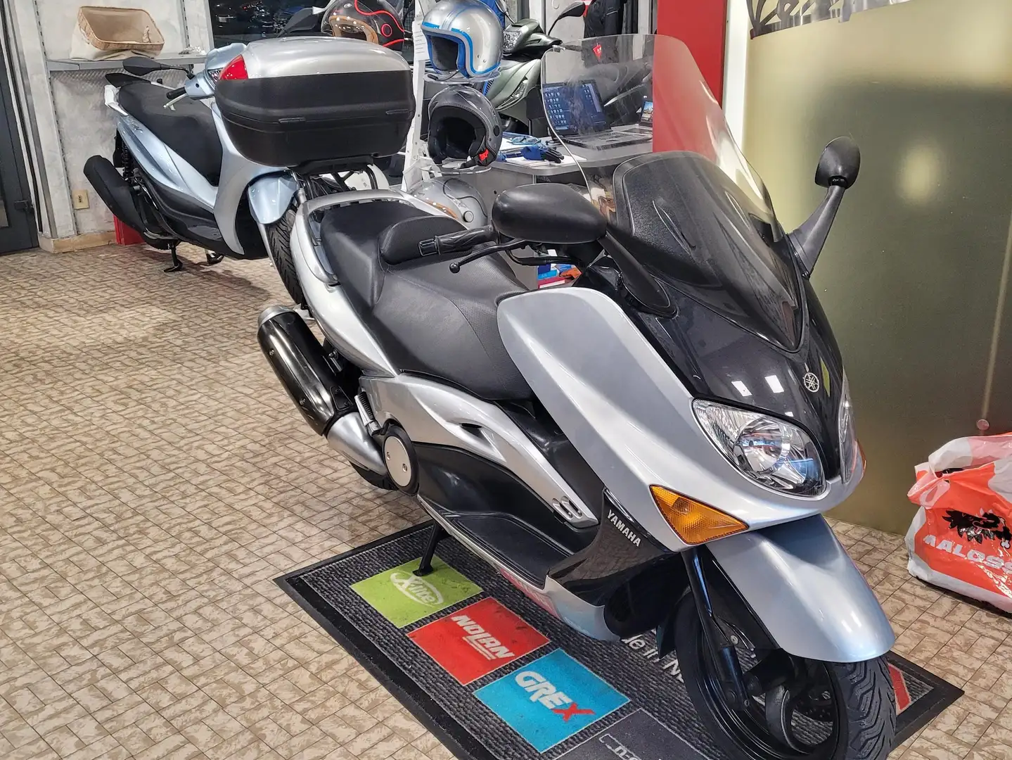 Yamaha TMAX 500 Grijs - 2