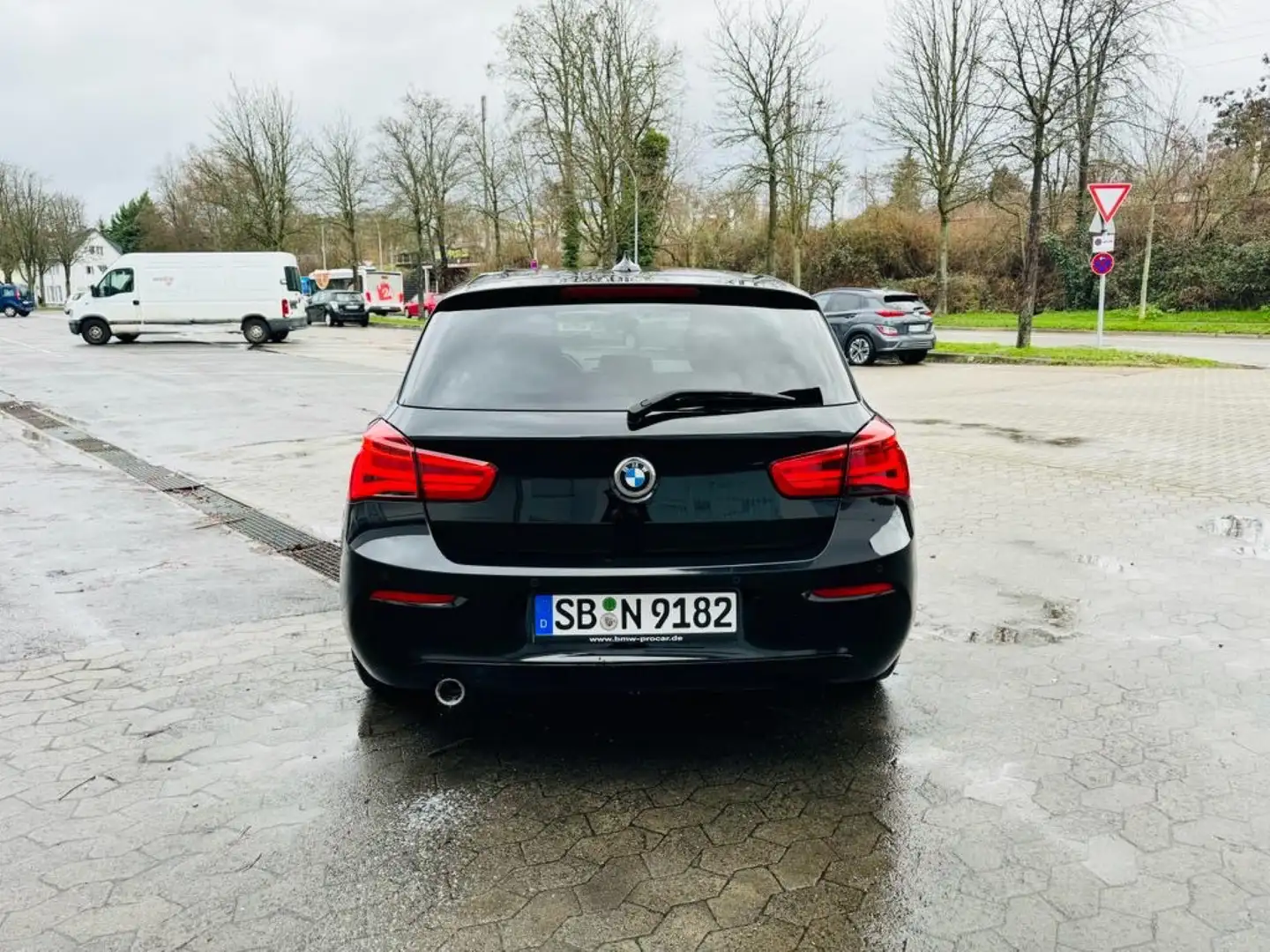 BMW 116 116i Advantage Schwarz - 2
