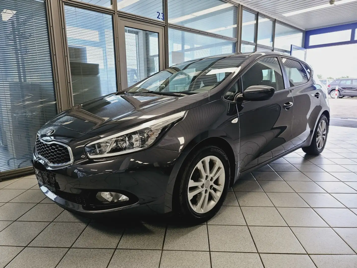 Kia Ceed / cee'd Automatik,PDC,Klimaautomatik Šedá - 2