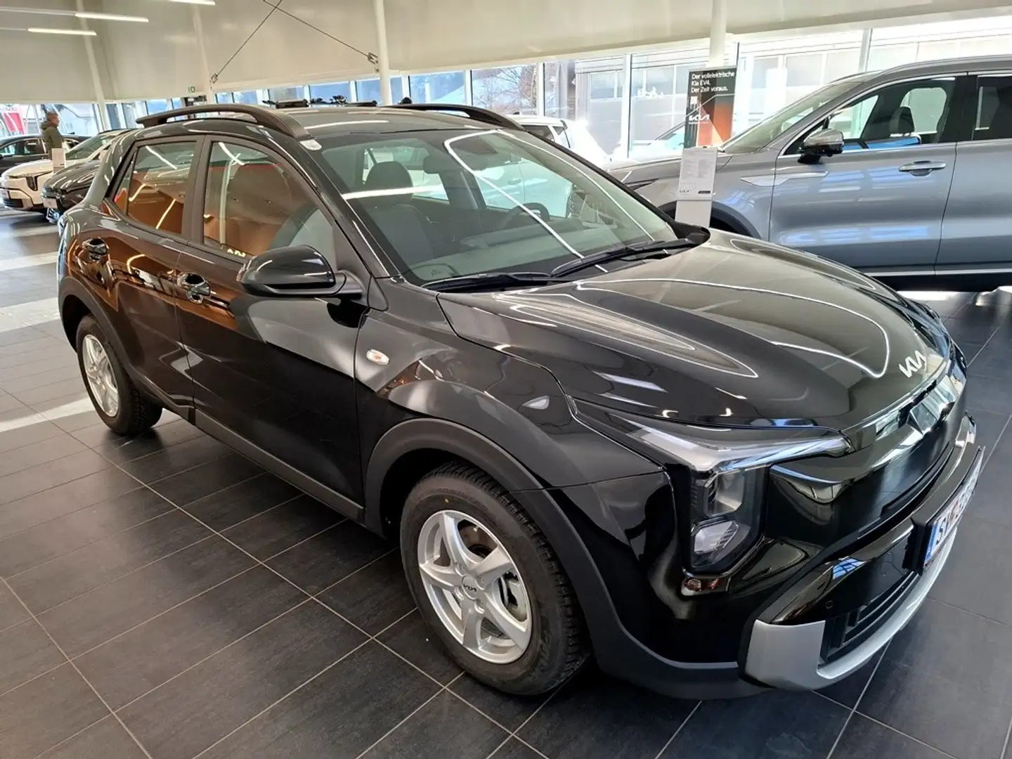 Kia Stonic 1,0 TGDI Silber Modell 2026 Negro - 2