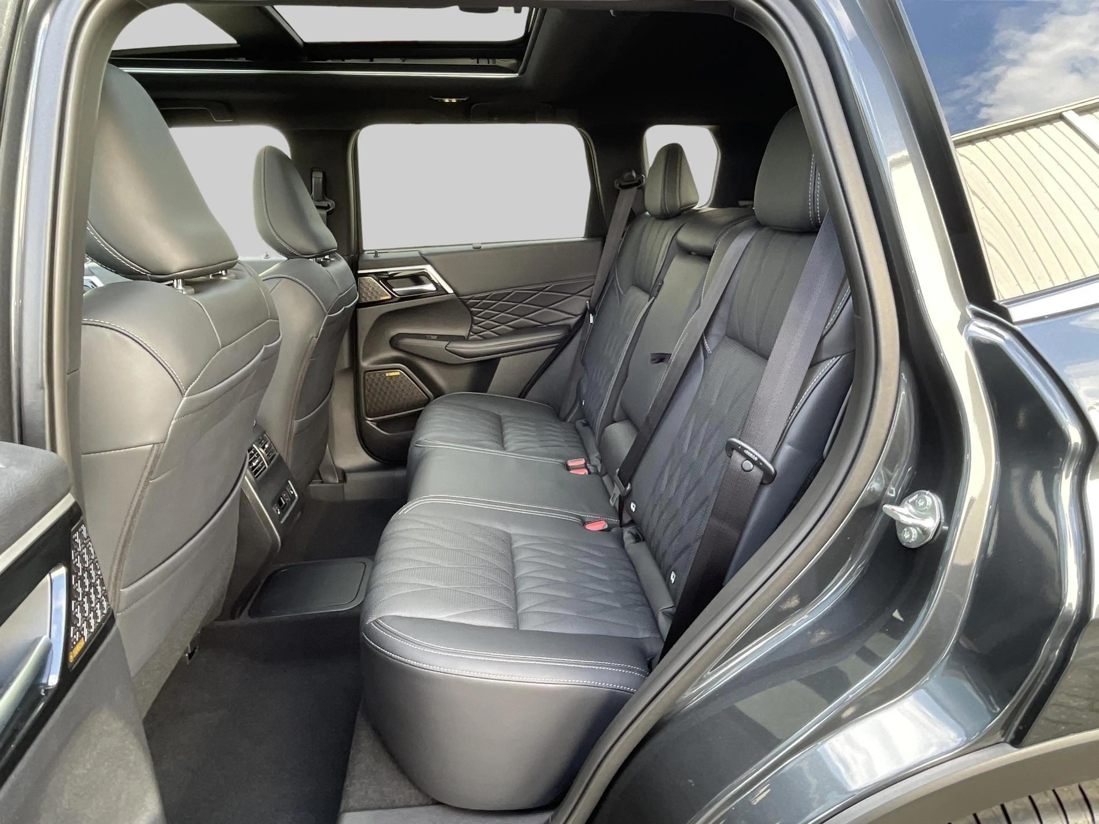 Mitsubishi Outlander 2.4 PHEV Black Edition Registratiekorting € 7.000, — photo 6