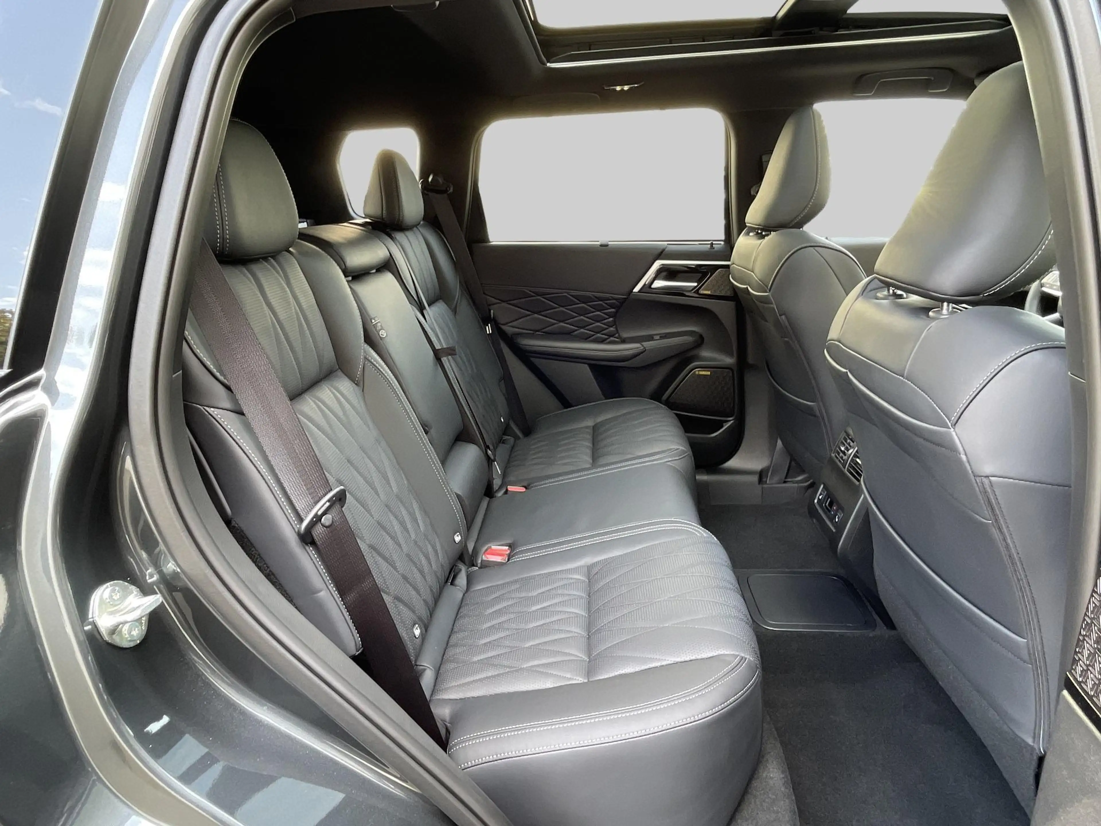 Mitsubishi Outlander 2.4 PHEV Black Edition Registratiekorting € 7.000, — photo 14