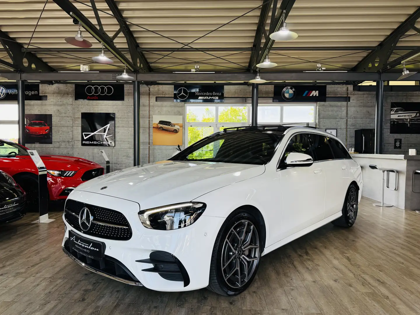 Mercedes-Benz E 200 T AMG Line*PANO*LED*KAMERA*WIDESCREEN Weiß - 1