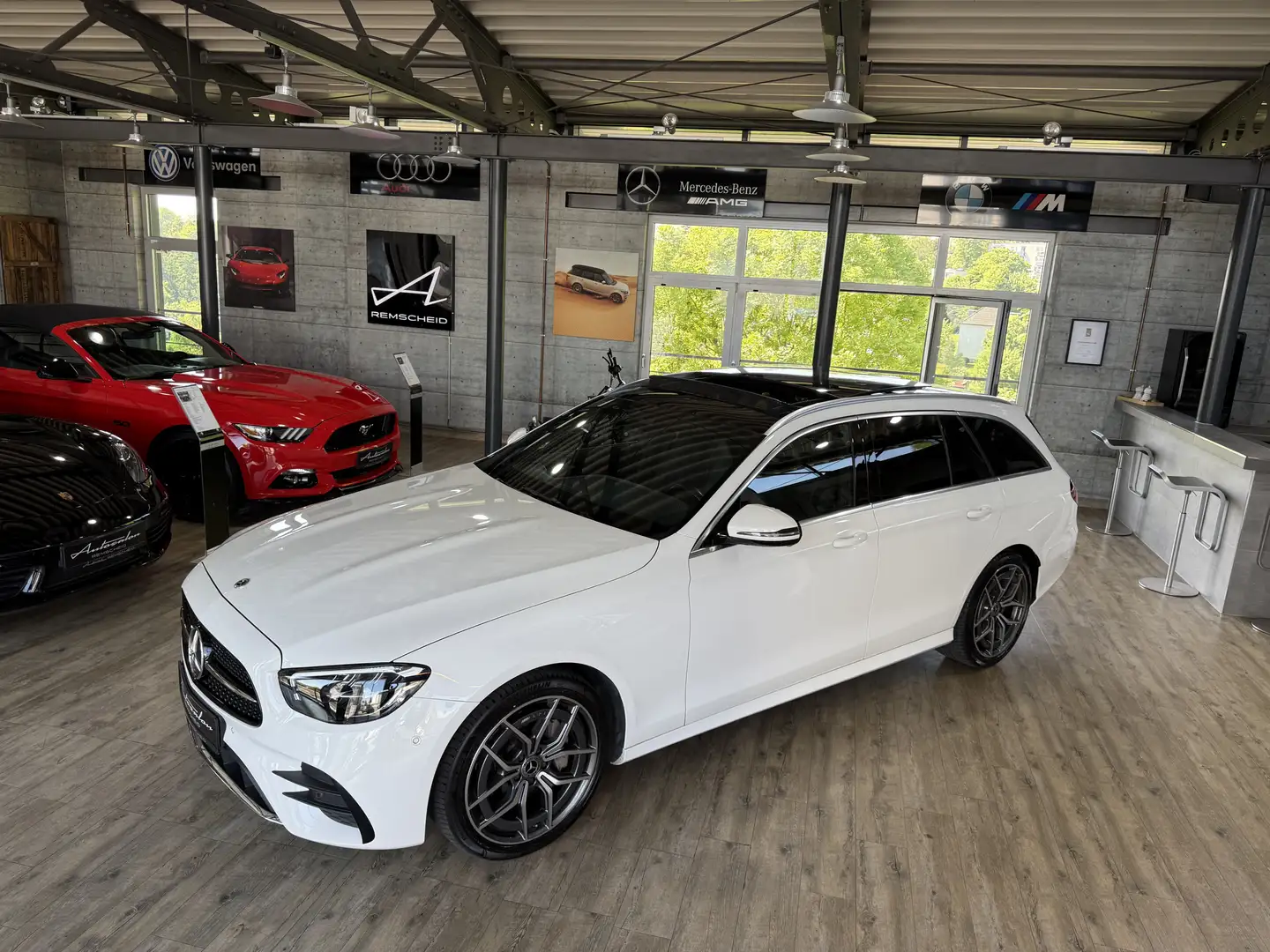 Mercedes-Benz E 200 T AMG Line*PANO*LED*KAMERA*WIDESCREEN Weiß - 2