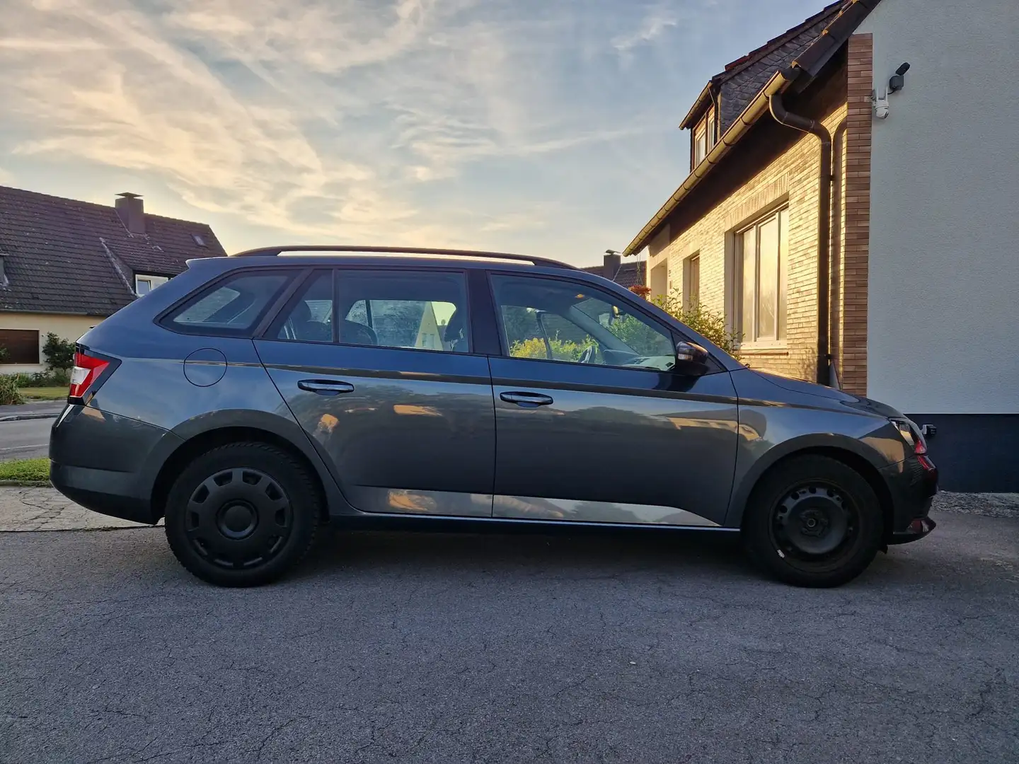 Skoda Fabia Fabia Combi 1.0 MPI Cool Plus Grau - 1
