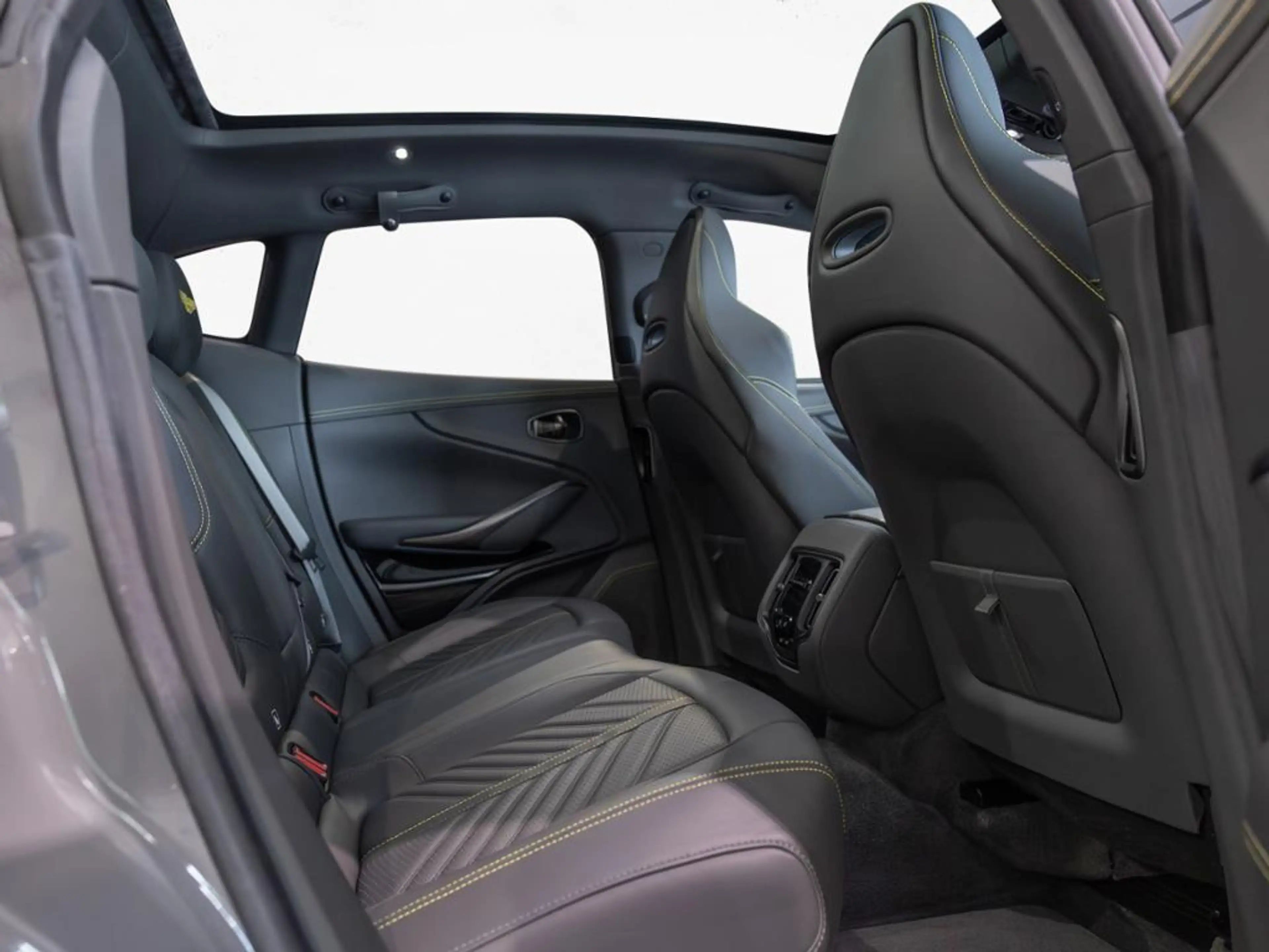 Aston Martin DBX 707 Aston Martin Hamburg — photo 14