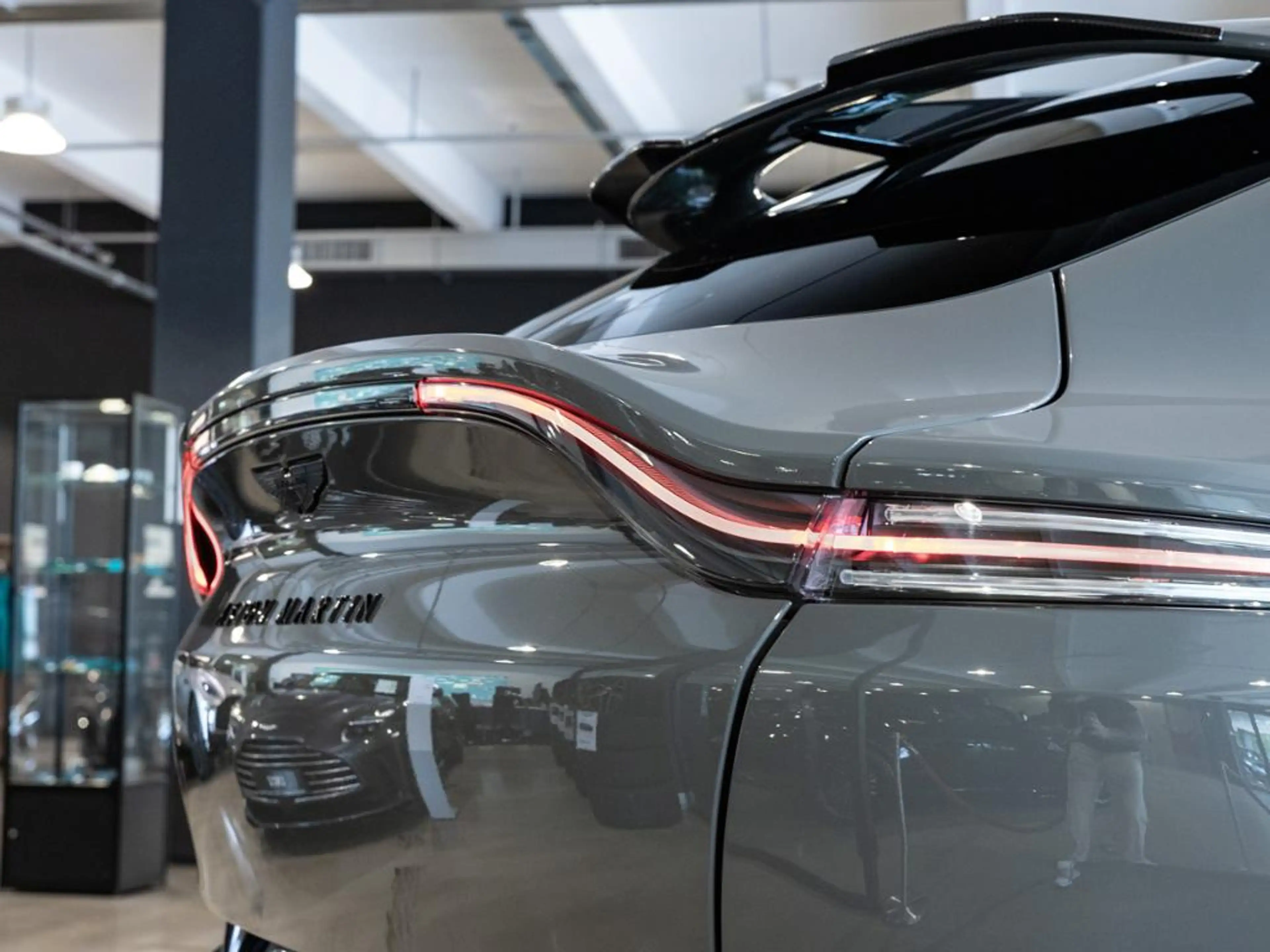 Aston Martin DBX 707 Aston Martin Hamburg — photo 9
