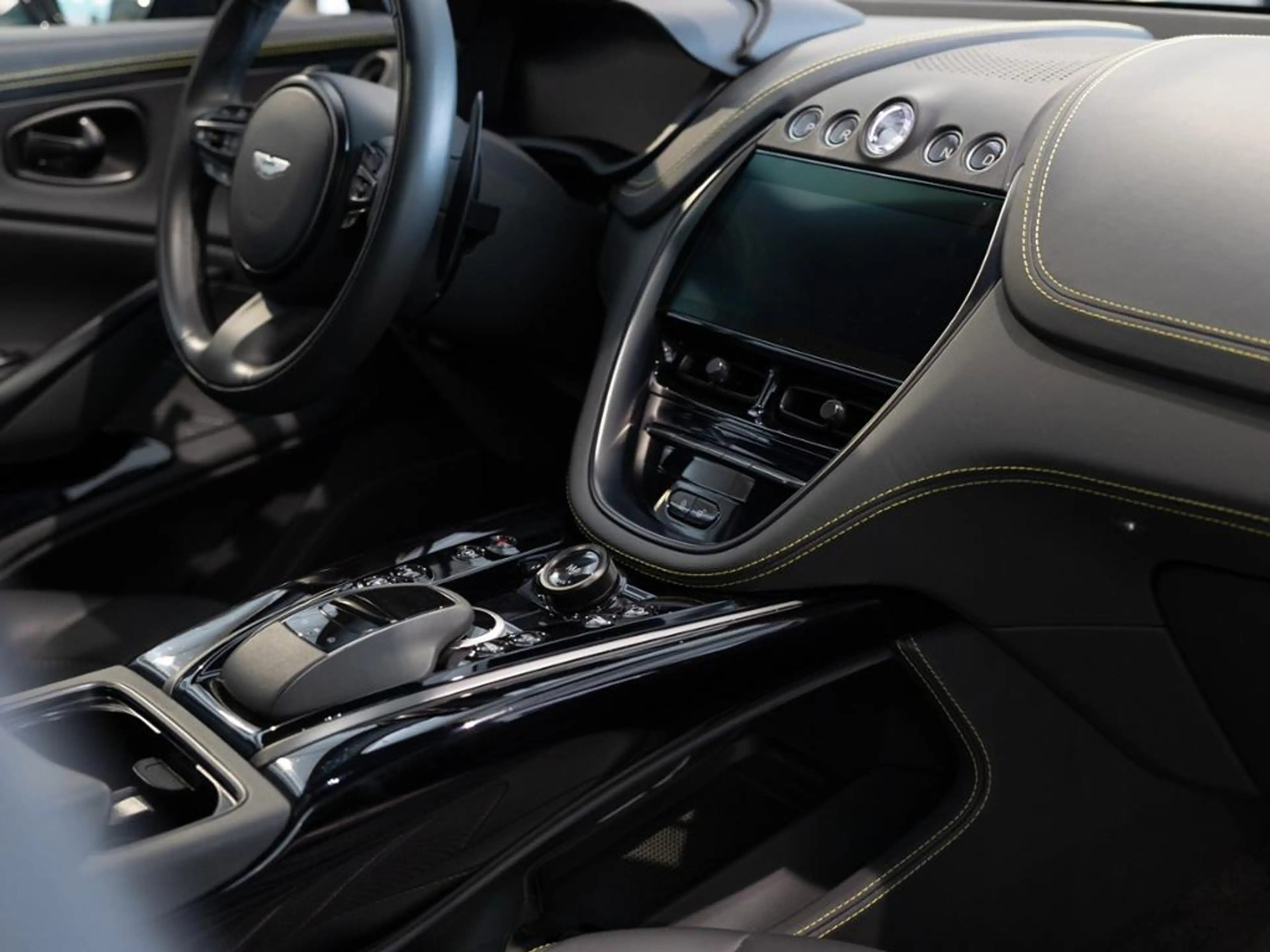 Aston Martin DBX 707 Aston Martin Hamburg — photo 11
