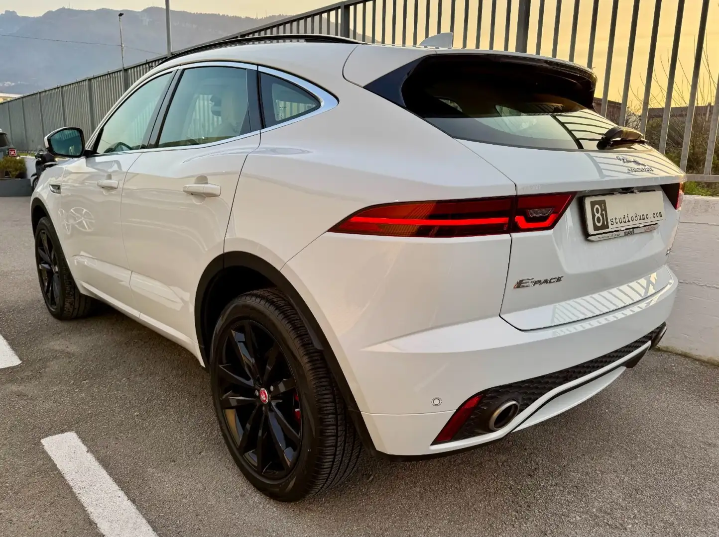 Jaguar E-Pace 2.0D 150 CV AWD aut. R-Dynamic S Wit - 2