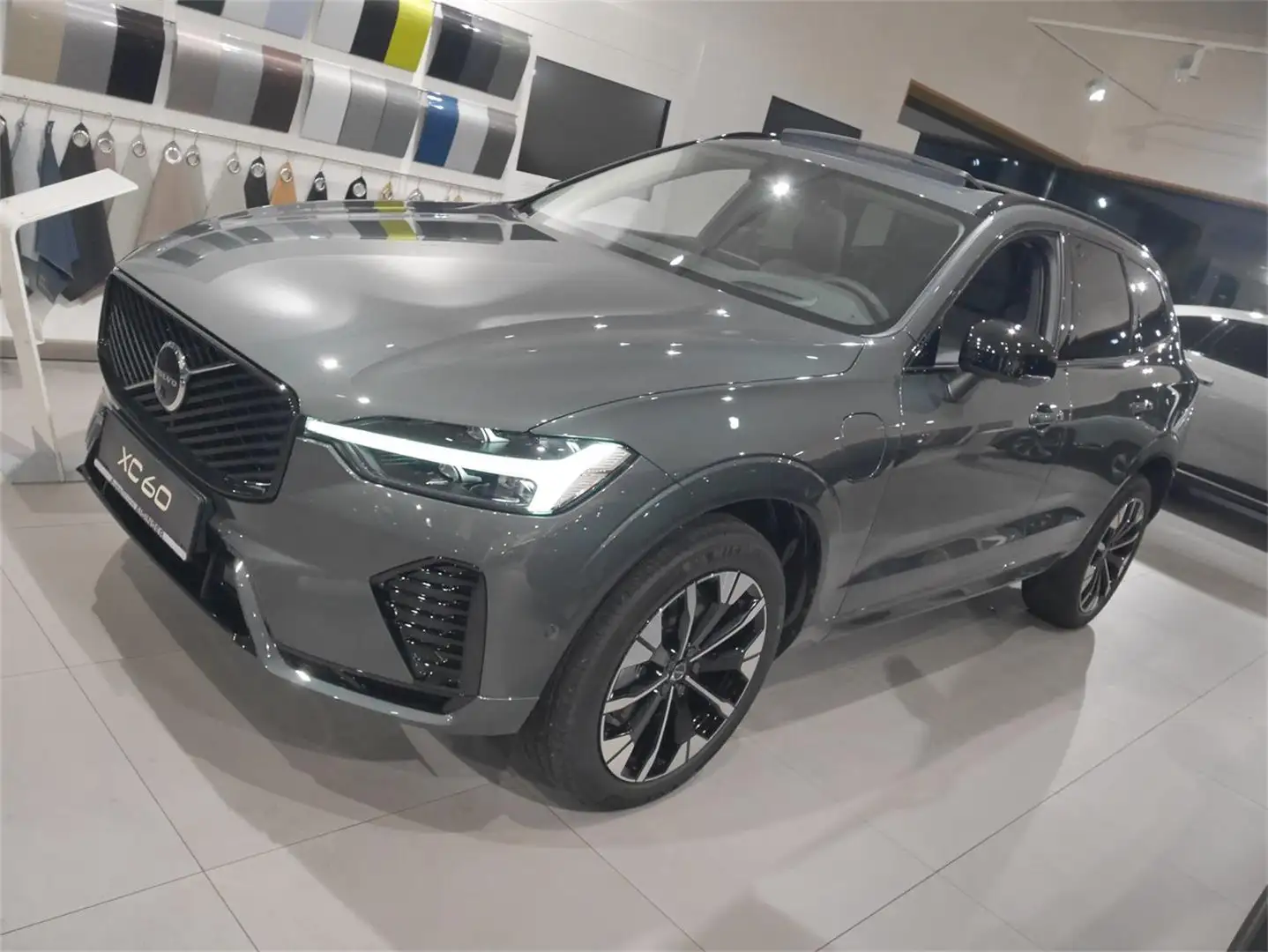 Volvo XC60 T6 AWD Geartr. Plus Dark Grün - 1