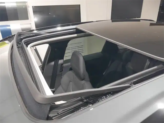 Volvo XC60 T6 AWD Geartr. Plus Dark Ansicht 4