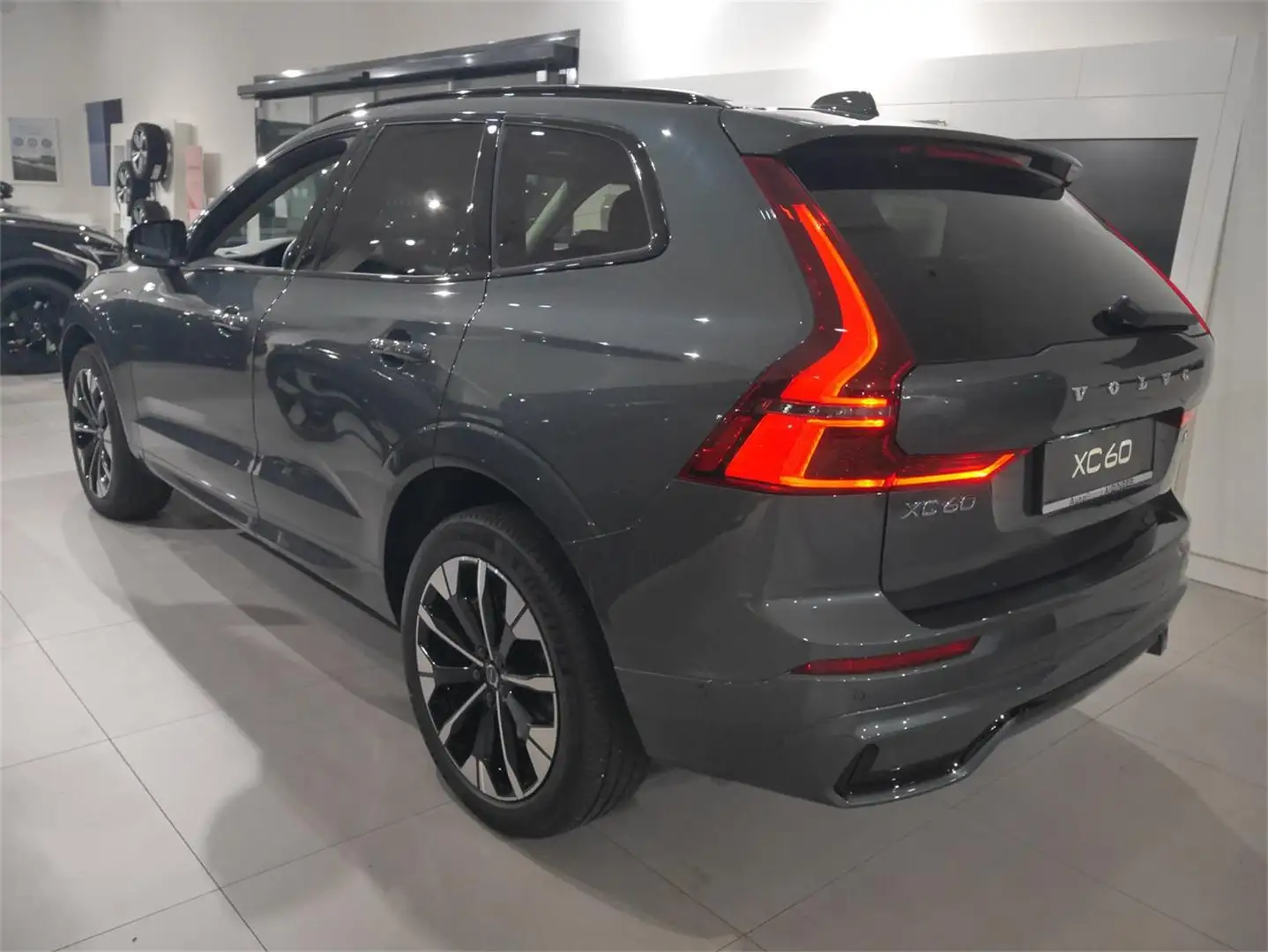 Volvo XC60 T6 AWD Geartr. Plus Dark Grün - 2