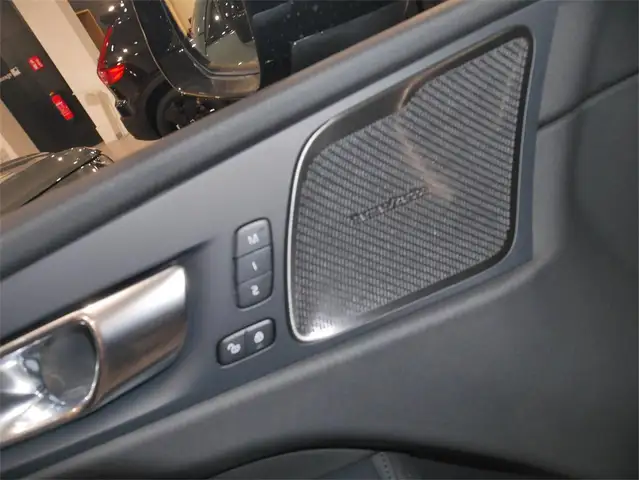 Volvo XC60 T6 AWD Geartr. Plus Dark Ansicht 9