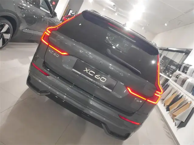 Volvo XC60 T6 AWD Geartr. Plus Dark Ansicht 3